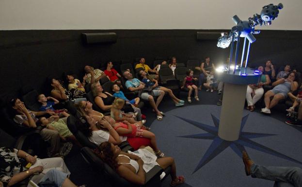 Una sesión de puertas abiertas del Planetario de Santander.