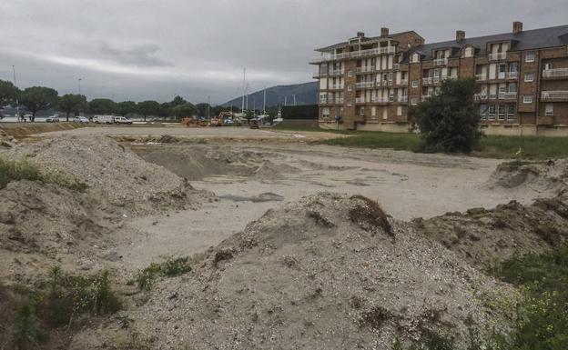 Los trabajos sobre la playa artificial de Raos continúan a marchas forzadas para que todo esté listo de cara al torneo del sábado