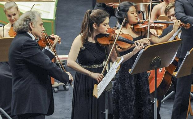 A la izquierda, Zahkar Bron en la Sala Argenta del Palacio de Festivales.
