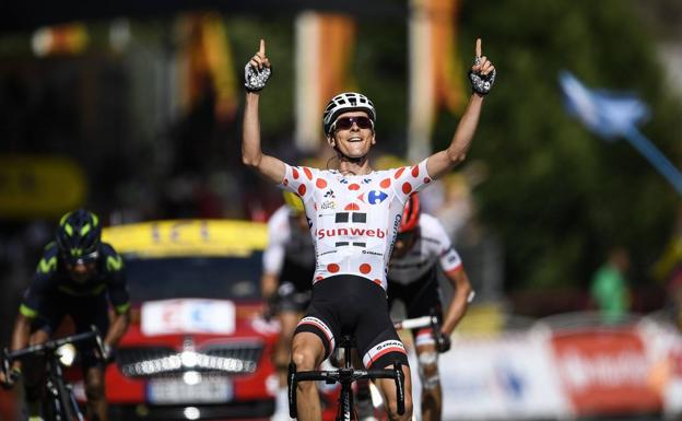 Barguil celebra la victoria por delante de Quintana y Contador.