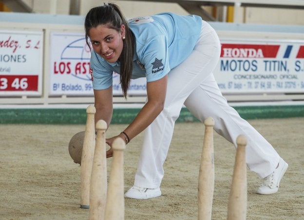 Blanca Gandarillas arbitra partidos de bolos desde el año 2015 y el pasado sábado debutó en la División de Honor.