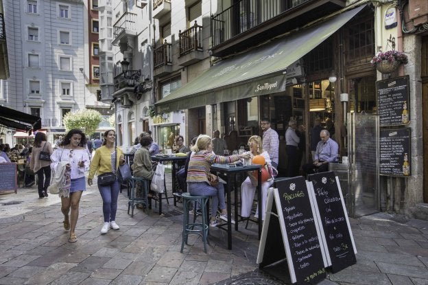 La Cátedra tiene una de las terrazas más animadas de la ciudad, en la peatonalizada calle del Medio.