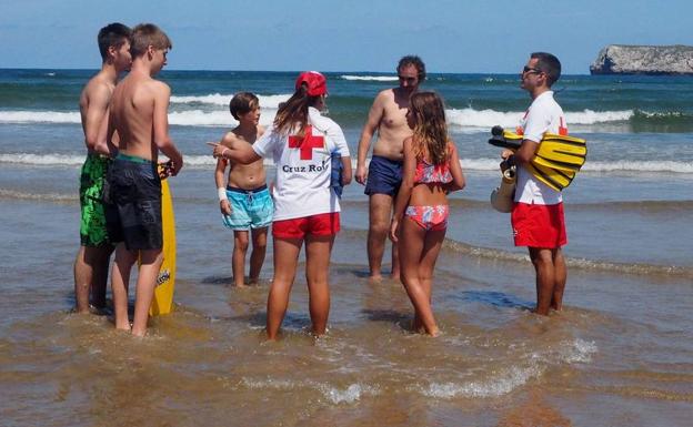 Los bañistas no pudieron bañarse en aguas de Suances el pasado fin de semana.