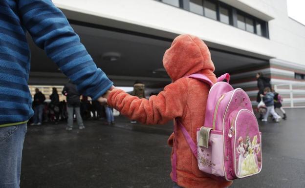 Una niña entra en un centro escolar.