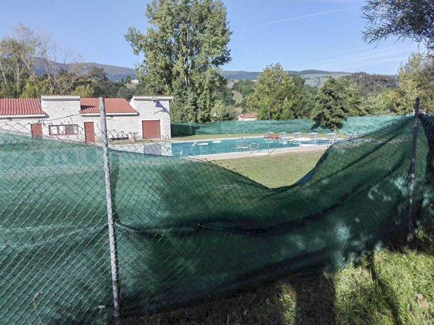 Las piscinas municipales fueron objeto de los vándalos, que no solo destrozaron la verja y el mobiliario, sino que rociaron con gasoil el agua del vaso grande de la piscina, por lo que hubo que cerrarla.