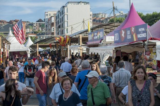 Una ruta gastronómica. El Festival de las Naciones cuenta con 25 gastrobares y 2 restaurantes temáticos donde aparece representada la gastronomía y cultura de 50 naciones y 5 continentes