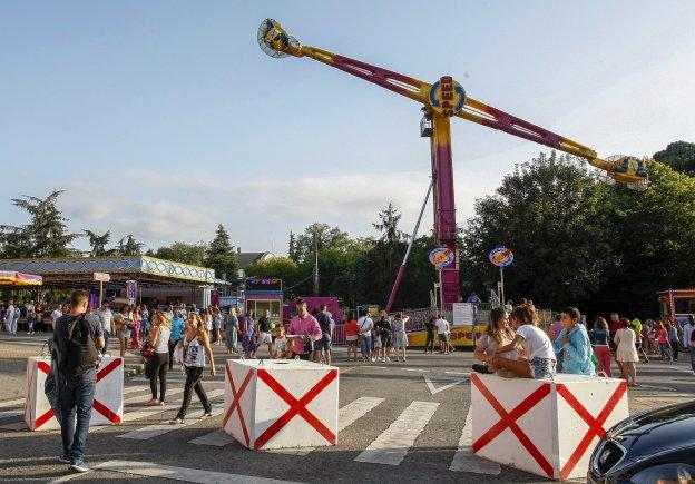 Torrelavega ya colocó bloques de hormigón para impedir el acceso de vehículos al recinto ferial.