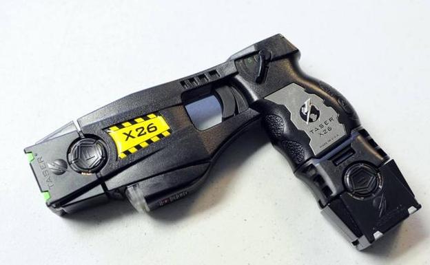 . Es un arma de electrochoque, diseñada para incapacitar de forma temporal a una persona o animal mediante descargas eléctricas.