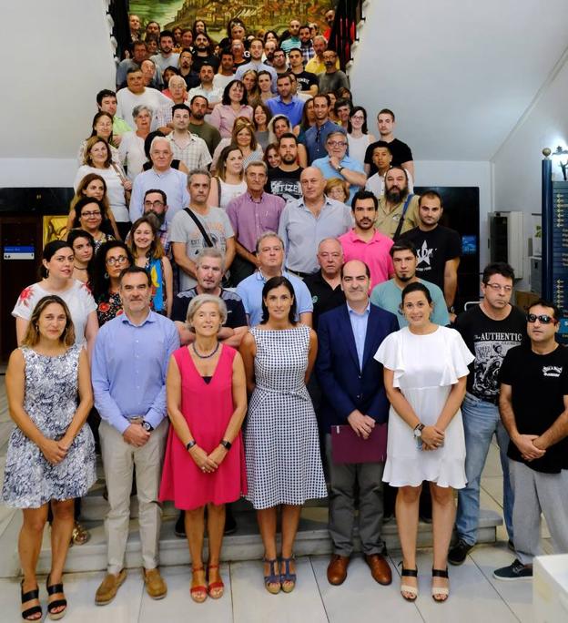 Foto de familia de los nuevos trabajadores municipales.