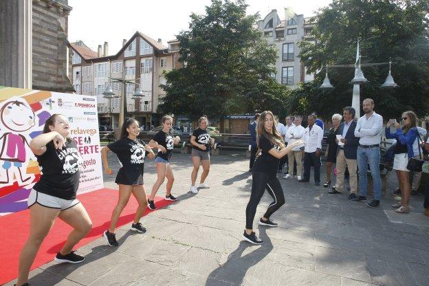 Exhibición de baile durante el acto de presentación de 'Torrelavega se divierte' en los jardines de La Asunción.