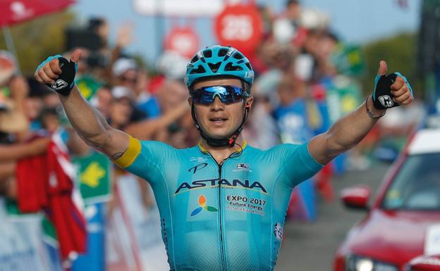 Alexei Lutsenko, del equipo Astana, celebra el triunfo de etapa.