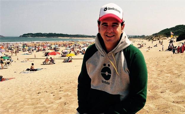Noé Pérez con una de sus sudaderas ‘hoodie’ puestas y una gorra de Longsomo en la playa de Somo