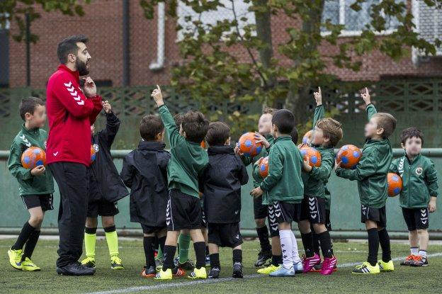 Varios niños, junto a su monitor, en una sesión de la Academia