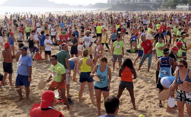 Imagen de algunas de las mil personas que jel año pasado jugaron a las palas de forma simultanea en El Sardinero.