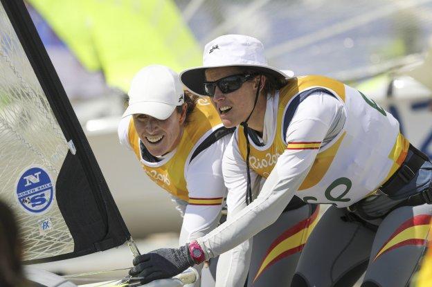 Berta Betanzos (derecha) prepara el barco junto a Tamara Echegoyen antes de una regata en los Juegos de Río.