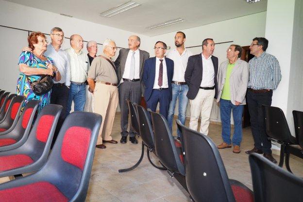 Representantes del Gobierno regional, el Ayuntamiento y la Coral comprueban el estado de la futura nueva sede de la agrupación.