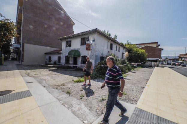 La edificación está situada en la confluencia de las calles Pablo Garnica y Paseo del Niño