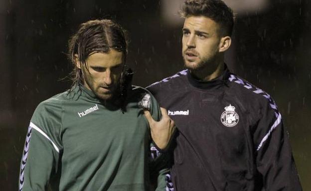 Gonzalo es ayudado por Granero a abandonar el campo del Leioa el pasado miércoles tras sufrir un fuerte golpe en la cabeza.