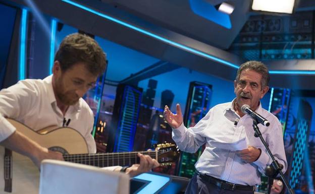 El presidente de Cantabria, Miguel Ángel Revilla, cantando 'Viento del Norte' junto a Pablo Motos, durante un programa de El Hormiguero el año pasado.