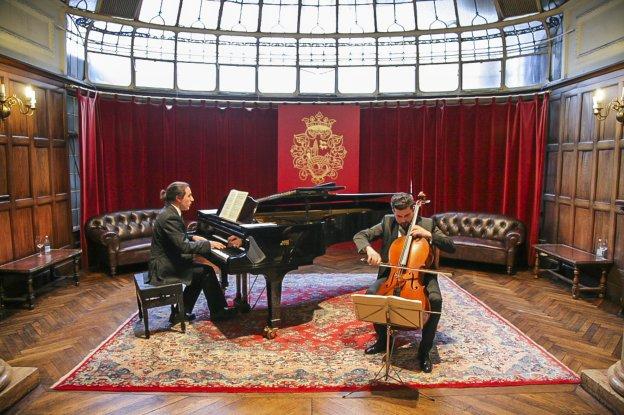 Hugo Selles, al piano, y el violonchelista Miguel Díez, durante su concierto en la Sociedad Bilbaína/DM