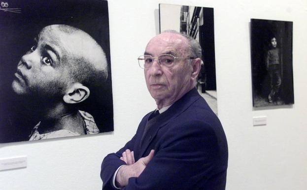 Joan Colom, junto a alguna de sus fotografías.