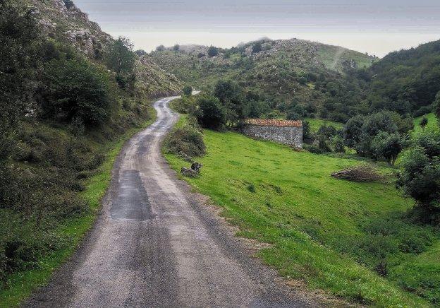El asfalto de la ascensión a Los Machucos ha sido acondicionado para la llegada de la Vuelta a España./DM