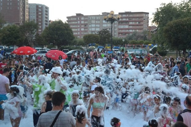 El Parque de Cros acogerá el sábado próximo una nueva edición de la fiesta de la espuma.