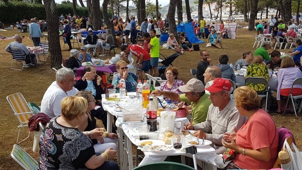 La jornada del Mozucu se ha convertido en una gran fiesta de confraternización de barquereños y turistas en torno al sorropotún.