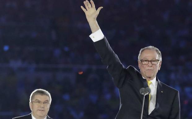 El presidente del Comité Olímpico Brasileño, Carlos Nuzman, saluda en la ceremonia de inauguración de los Juegos de Río.