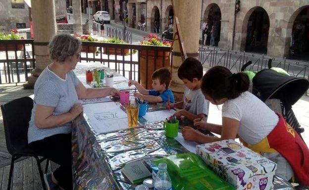 Grupo de niños dibujando los rincones típicos de la villa /
