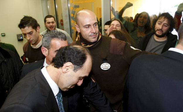 Febrero de 2014. Un grupo de alumnos de la UC recibió con protestas al entonces presidente de Cantabria Ignacio Diego