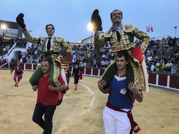 Padilla y El Cid salieron a hombros de la plaza de Santoña tras sendas buenas faenas.