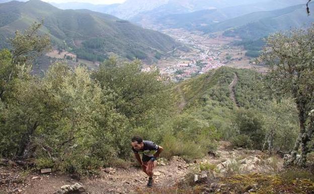 Diego Díaz, ganador de la prueba subiendo una de los tramos más duros de la Vertical a la Viorna