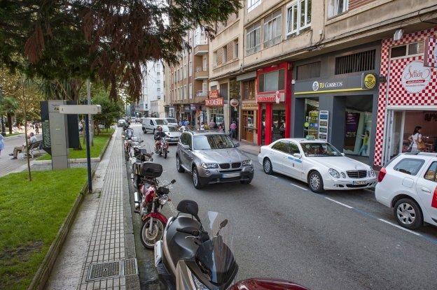 Para hacer carril bici se eliminan acera y aparcamiento de motos. Los vecinos quieren que se quiten también en esta acera los coches.