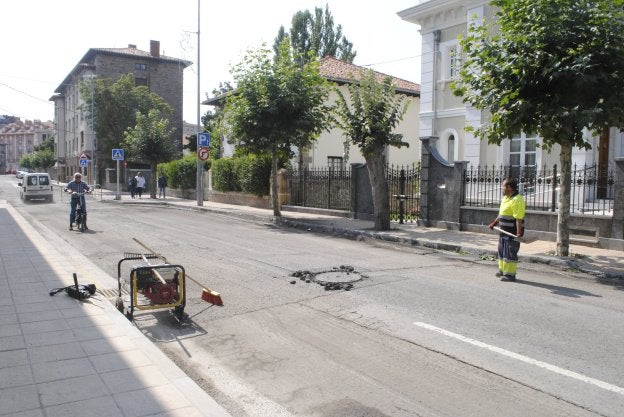 Los operarios terminan en estos días los últimos remates antes de dar por finalizados los trabajos en la calle Marqués de Reinosa. :: b. c.