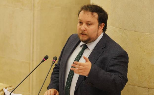 Rubén Gómez, en un pleno del Parlamento.