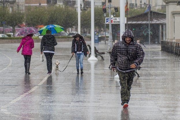 En Santander, las lluvias sorprendieron a los viandantes.