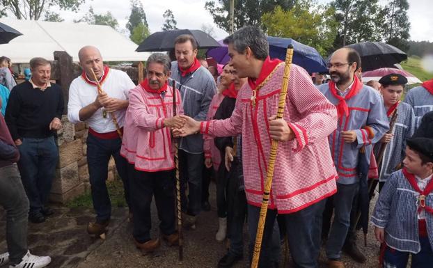 Pabo Zuloala escenifica un saludo al presidente regional, Miguel Ángel Revilla.