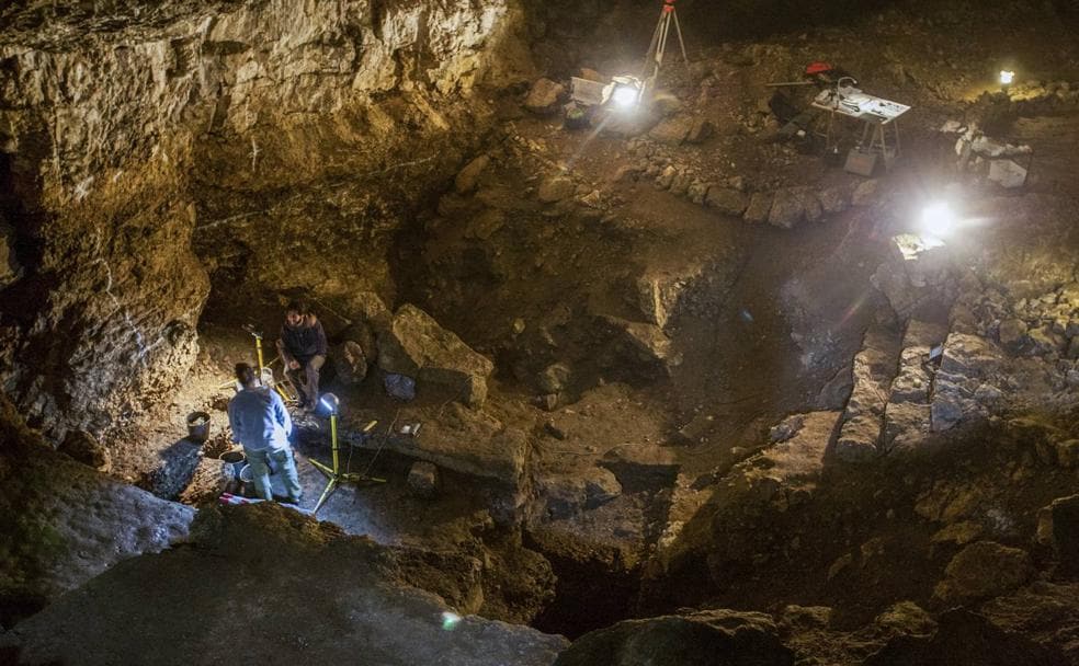 Los investigadores, en la foto trabajando ayer en la cavidad, sostienen que se confirma El Pendo como un asentamiento continuo de neandertales. 