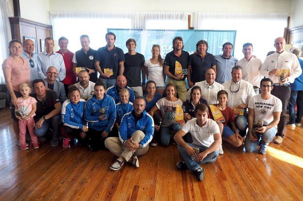 Foto de familia de los ganadores de las distintas pruebas, junto a organizadores del Circuito Montañés de Vela 2017, ayer en el Club Marítimo/Antonio 'Sane'
