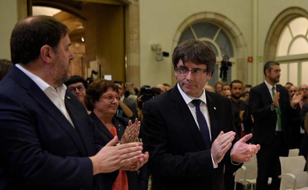 Carles Puigdemont, junto a Oriol Junqueras./Lluis Gené (Afp)