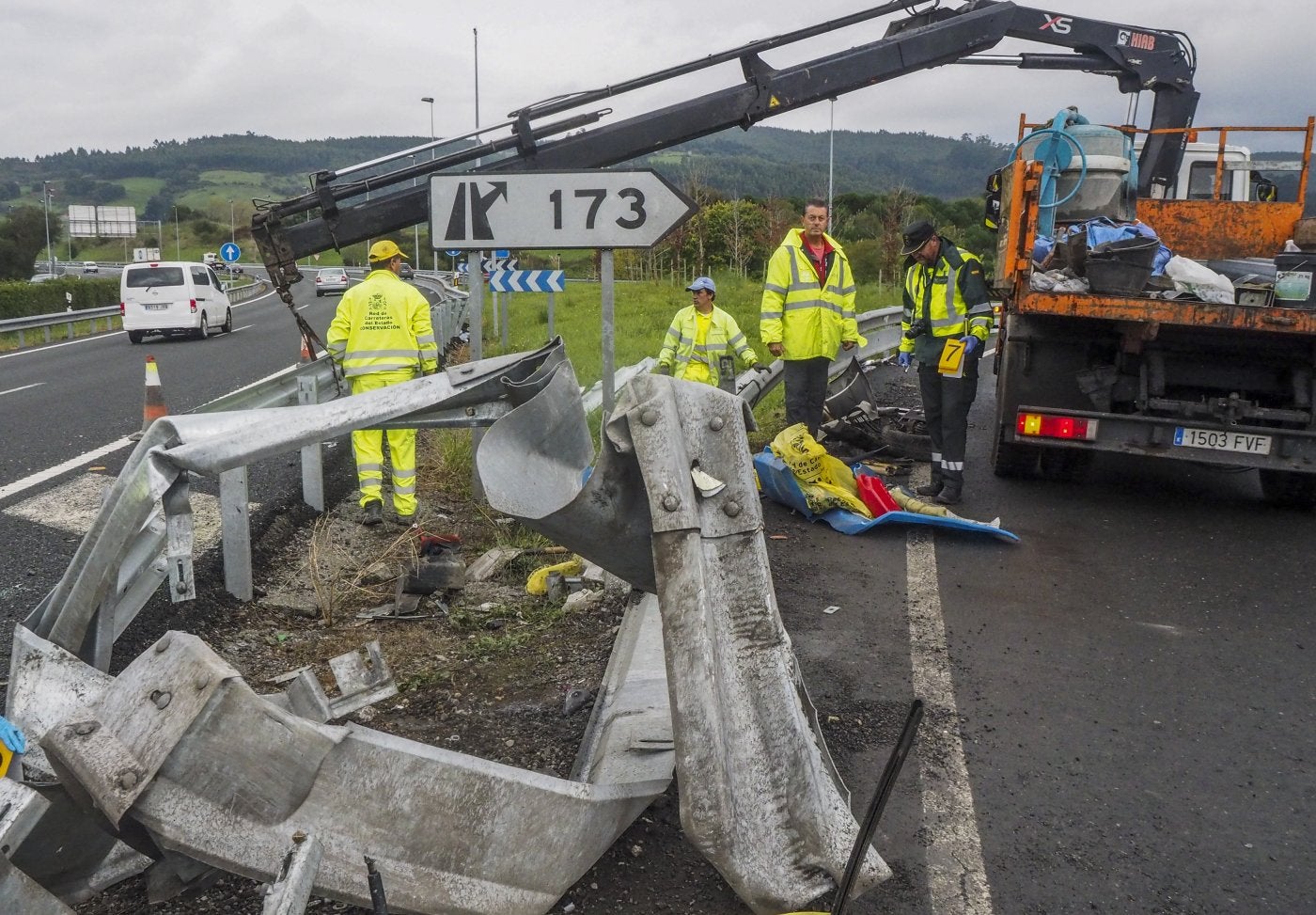 Los agentes de la Guardia Civil y trabajadores de Carreteras inspeccionan la zona donde tuvo lugar el suceso, en la A-8 a la altura de Colindres/Antonio 'Sane'