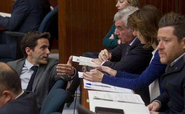 Casares charla con Fuentes-Pila, en un Pleno./DM