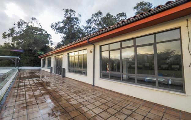Terraza de la instalación de cafetería-restaurante del campo de golf de Mataleñas, dependiente del Instituto Municipal de Deportes. :/Antonio 'Sane'