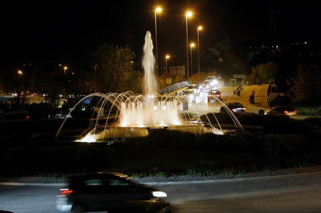 La entrada y salida a la ciudad por la glorieta del 'donuts' en La Inmobiliaria apenas cuenta con puntos de luz. /