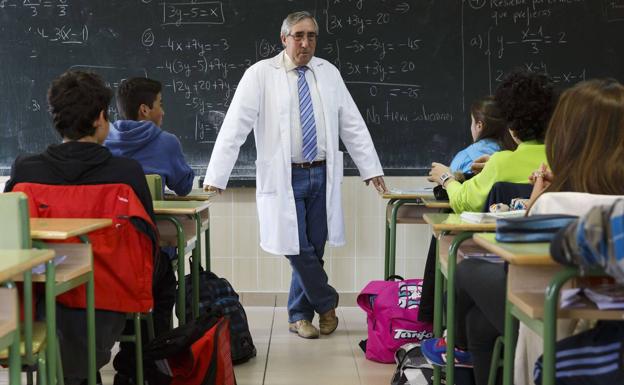 Profesor y alumnos en una clase de matemáticas./DM .