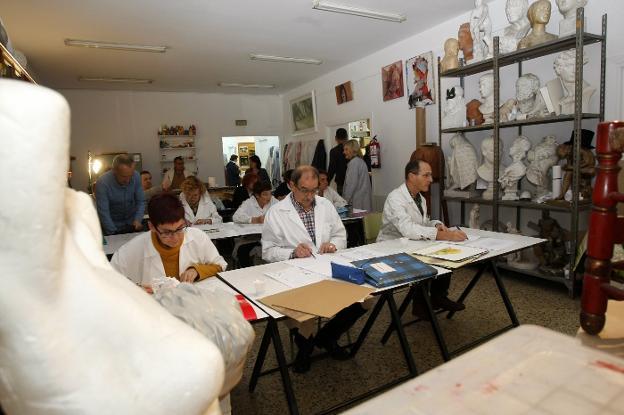 Las aulas de la Escuela de Artes están a pleno funcionamiento, con un alumnado que dedica las tardes al dibujo, el grabado, o la escultura. /Luis Palomeque