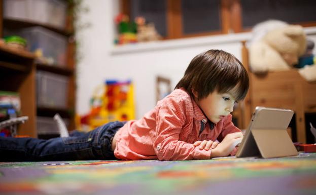 Un niño conectado a internet desde la tablet./Archivo