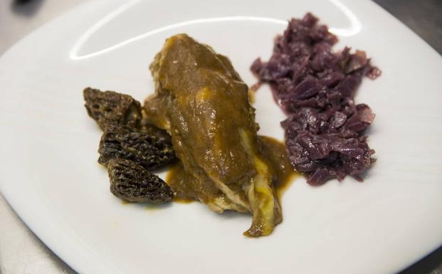 Pintada rellena de colmenillas y acompañada de lombarda.