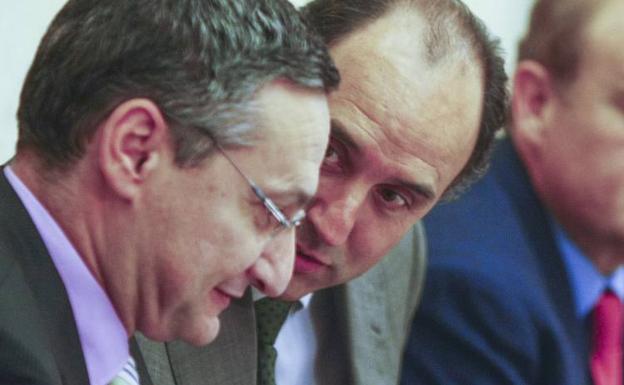 El exdiputado Carlos Bedia, junto a Ignacio Diego./Alberto Aja